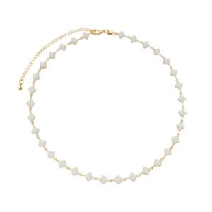 Colar Dourado com Trevos Brancos