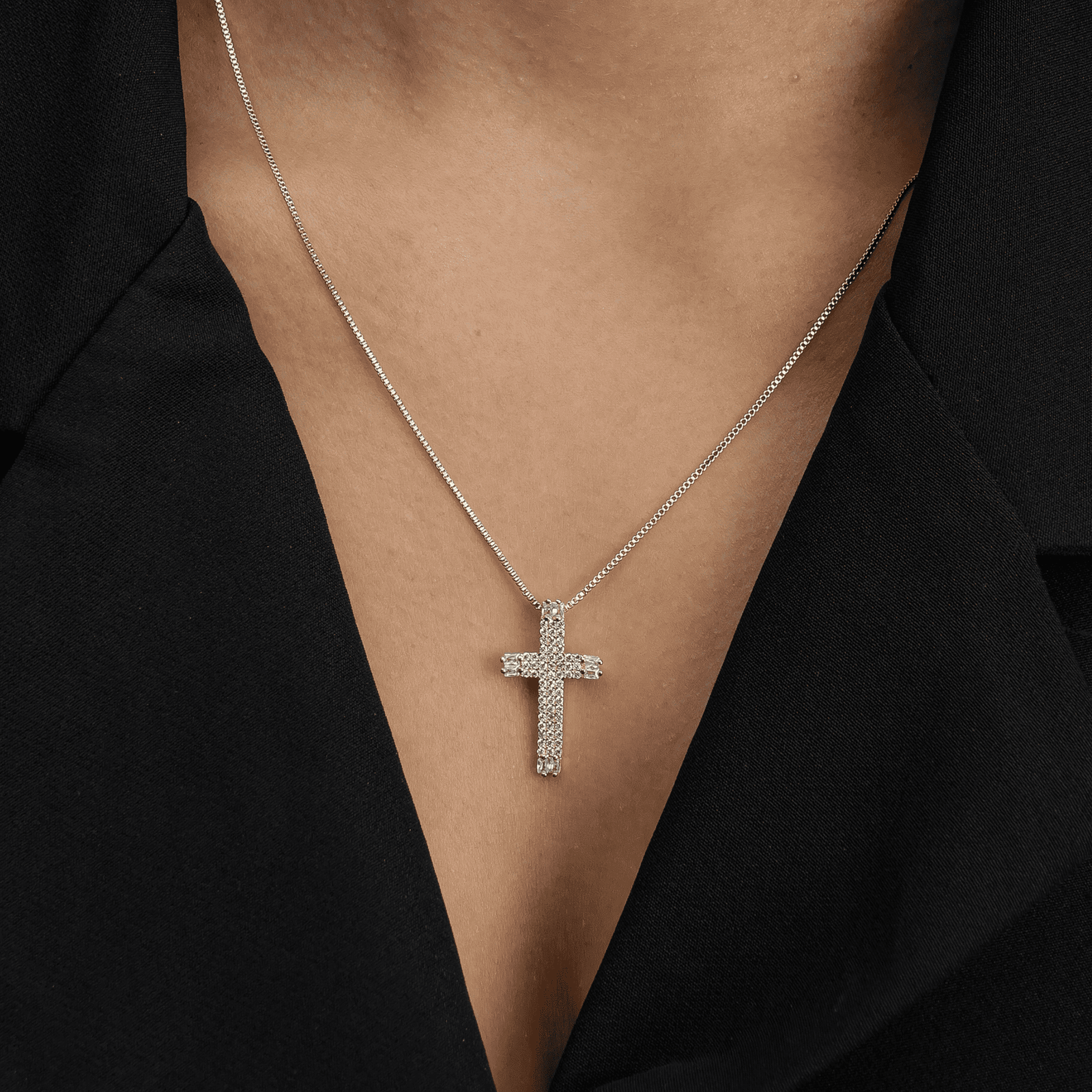 Colar Dourado de Cruz Cravejado de Zircônia - Imagem 2