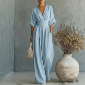 Macacão feminino elegante com decote em V e cintura marcada.
