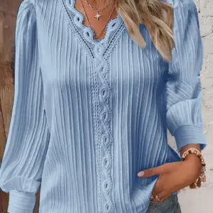Blusa feminina solta com decote em V e detalhes de renda combinada
