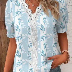 Camisa feminina estampada com decote V e detalhes em renda.