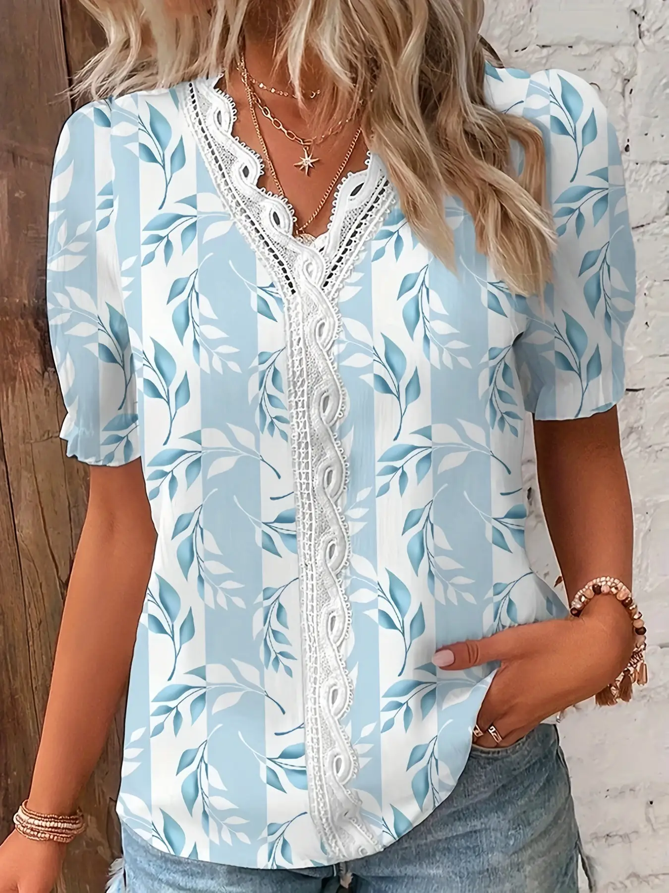 Camisa feminina estampada com decote V e detalhes em renda.