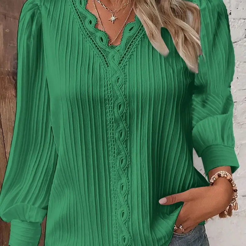 Blusa feminina solta com decote em V e detalhes de renda combinada - Imagem 2