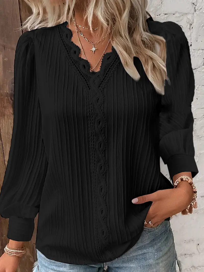 Blusa feminina solta com decote em V e detalhes de renda combinada - Imagem 3