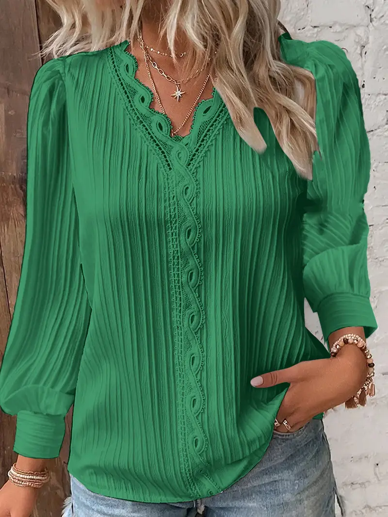Blusa feminina solta com decote em V e detalhes de renda combinada - Imagem 4