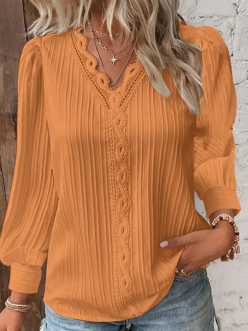 Blusa feminina solta com decote em V e detalhes de renda combinada - Imagem 6