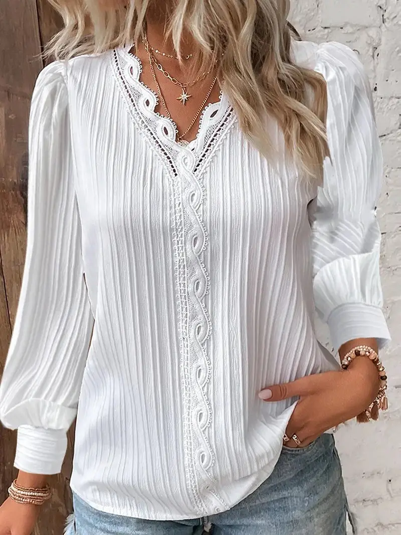 Blusa feminina solta com decote em V e detalhes de renda combinada - Imagem 7
