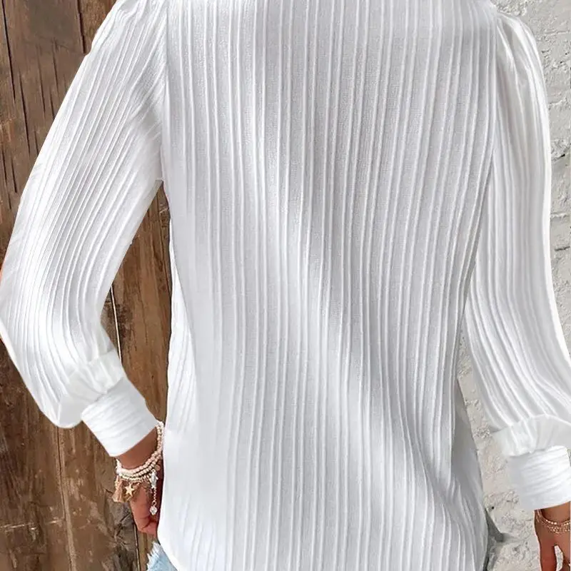 Blusa feminina solta com decote em V e detalhes de renda combinada - Imagem 11