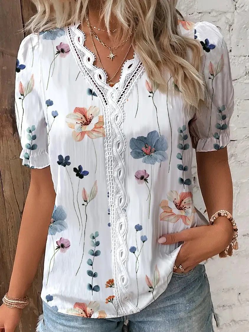 Camisa feminina estampada com decote V e detalhes em renda. - Imagem 3