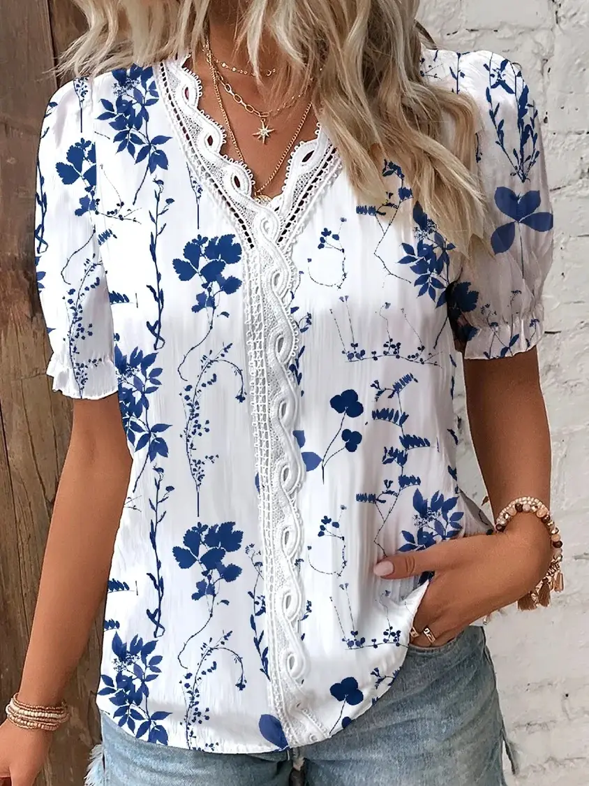 Camisa feminina estampada com decote V e detalhes em renda. - Imagem 4
