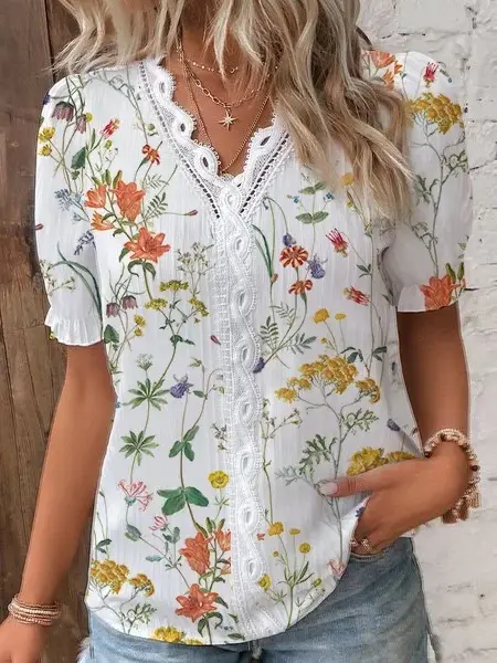 Camisa feminina estampada com decote V e detalhes em renda. - Imagem 5