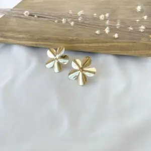 BRINCO FLOR LISA PÉTALAS CURVADAS 3CM (019198)