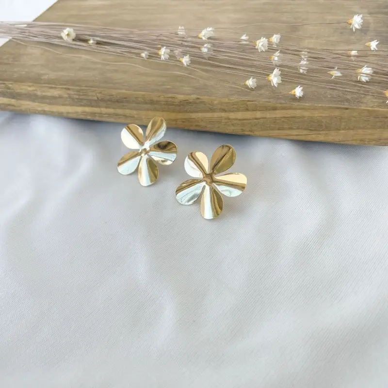 BRINCO FLOR LISA PÉTALAS CURVADAS 3CM (019198)