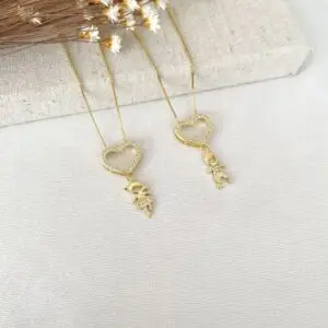 COLAR CORAÇÃO VAZADO CRAVEJADO COM PINGENTE MENINA PENDURADA (020455)