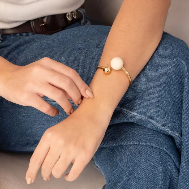 BRACELETE DOURADO ABRAÇO ESFERA BRANCA E LISA (020416) - Imagem 2