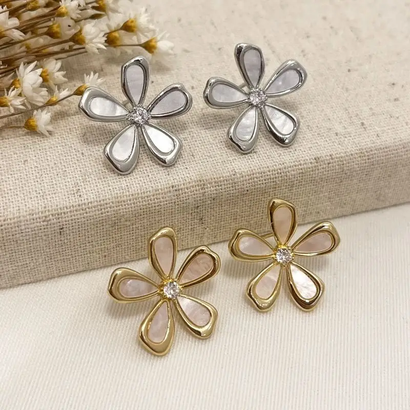 BRINCO FLOR PÉTALAS MADREPÉROLA (020862) - Imagem 2