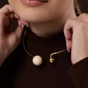 ARO DOURADO ABRAÇO ESFERA BRANCA E LISA NAS PONTAS (021936)