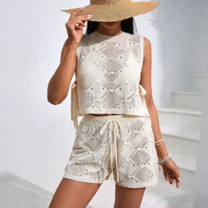 Conjunto de Praia em Crochê com Blusa e Shorts
